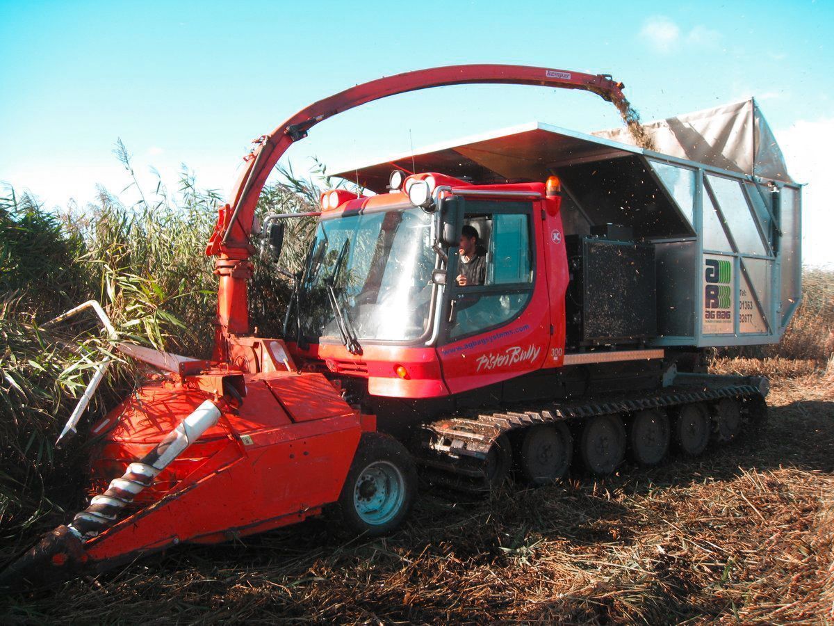 PistenBully 300 Polar GreenTech beim Mähen und MulchenPistenBully 300 Polar GreenTech : fauchage et mulching