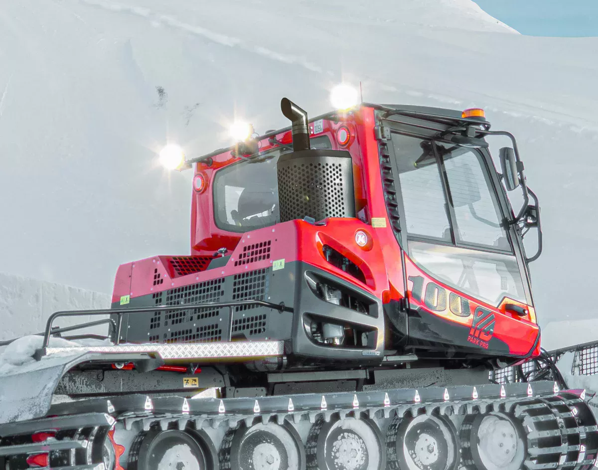 The driver's cab of the PistenBully 100 ParkPro