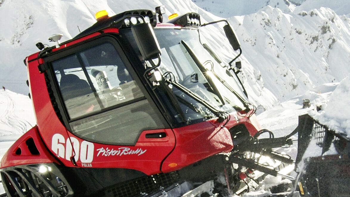 The driver's cab of the PistenBully 600 W.