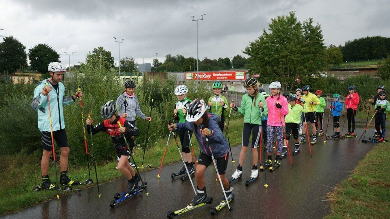 Die Kids unter genauer Beobachtung bei den Sprintübungen von „Freizeit-Coach“ Florian Notz  