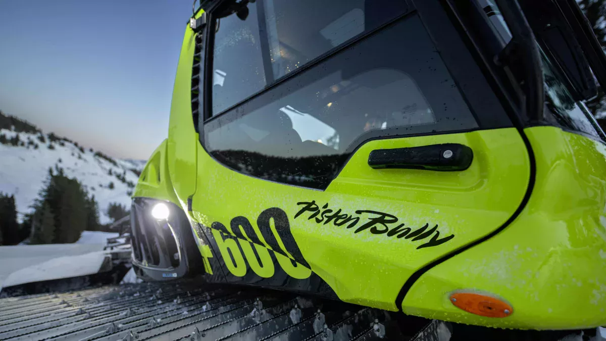 Cabine de conduite du PistenBully 600 E+.