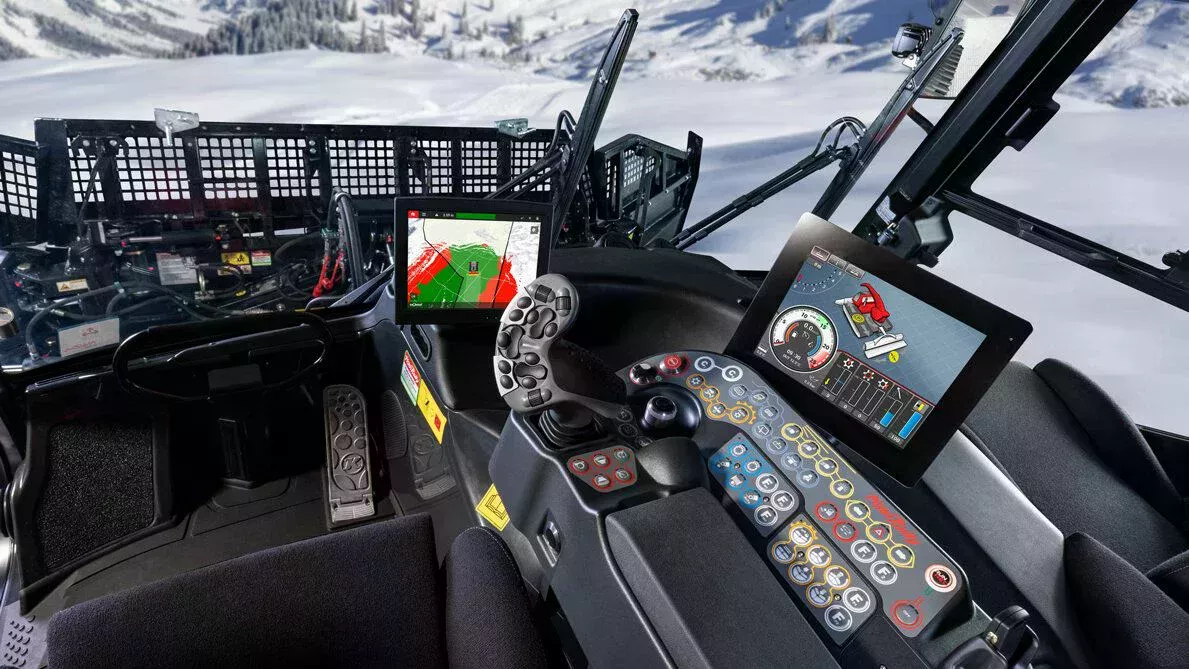 The innovative cockpit of the PistenBully 400