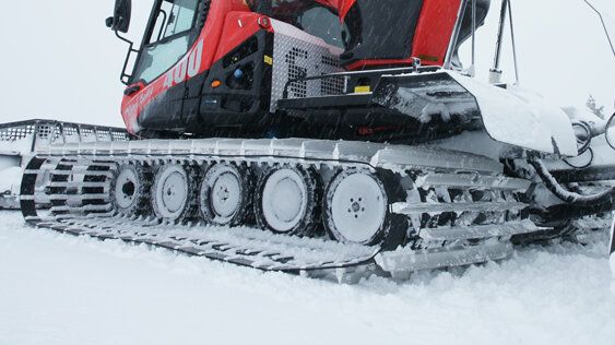 Chassis and chains of PistenBully 400