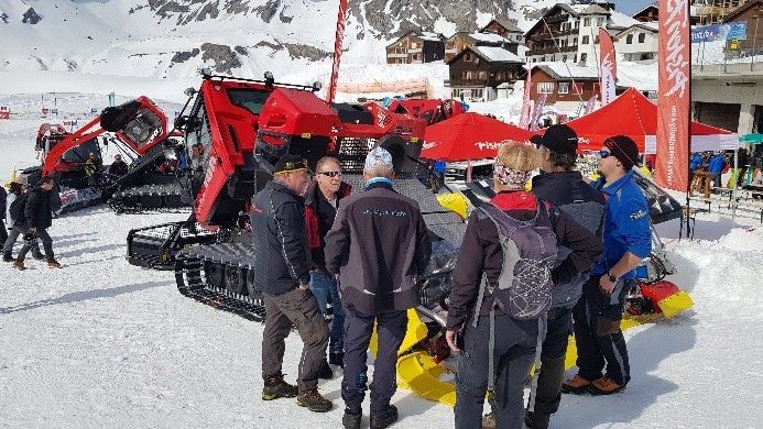 Snowexpo 2022 Livebegegnung vor dem PistenBully