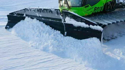 The 12-way blade of the PistenBully 600 E+.