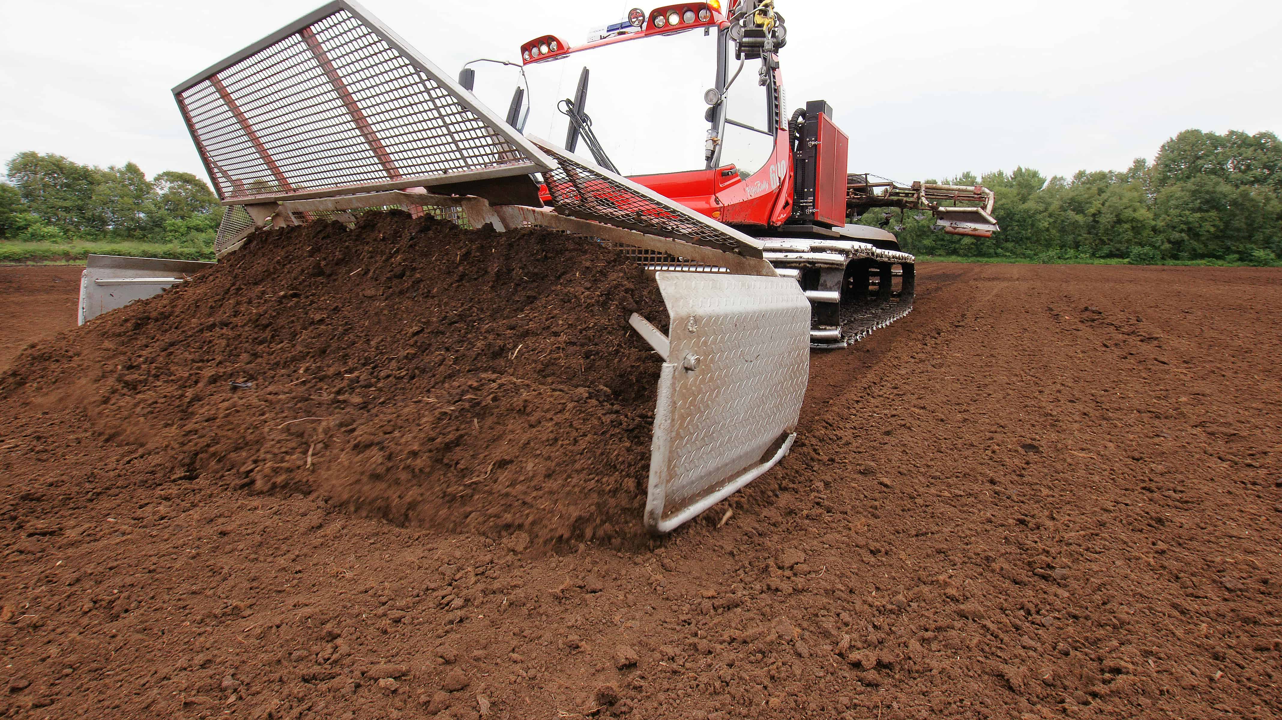 PistenBully 600 Polar GreenTech lors de la coupe de la tourbe. 