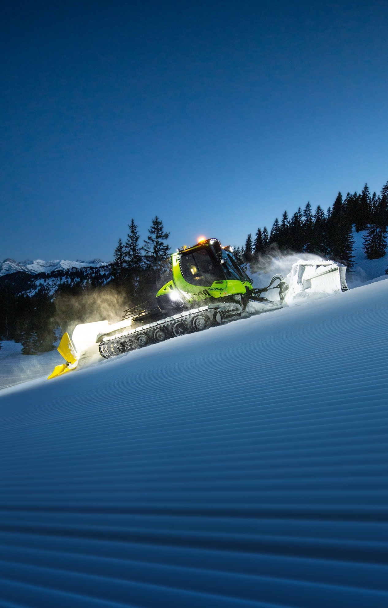 PistenBully 600 E+ : pushes snow up the mountain 