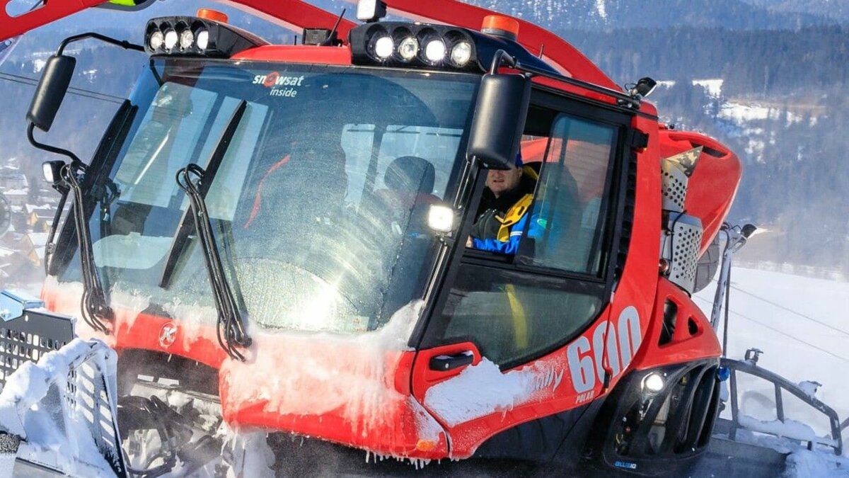 The driver's cab of the PistenBully 600 Polar W.