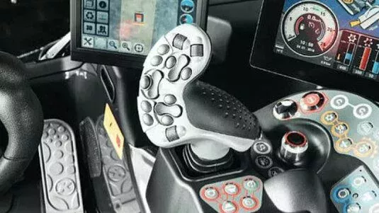 Der Joystick im Cockpit des PistenBully 600 E+.