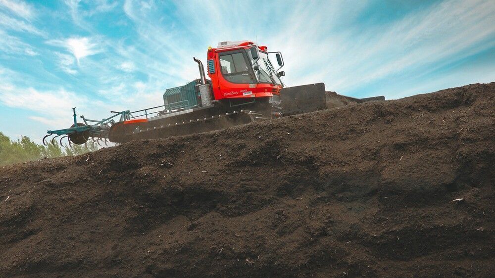 PistenBully 300 Polar GreenTech cutting peat.