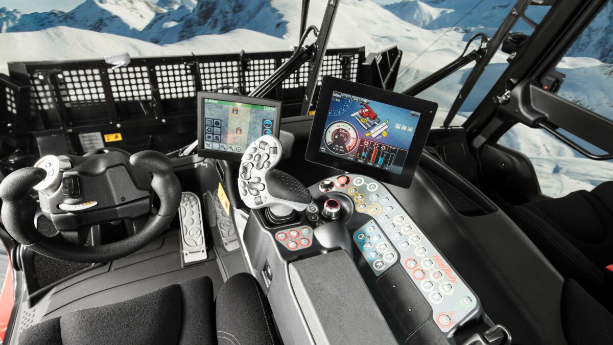 Die hochwertige Innenverkleidung des Cockpits des PistenBully 600.