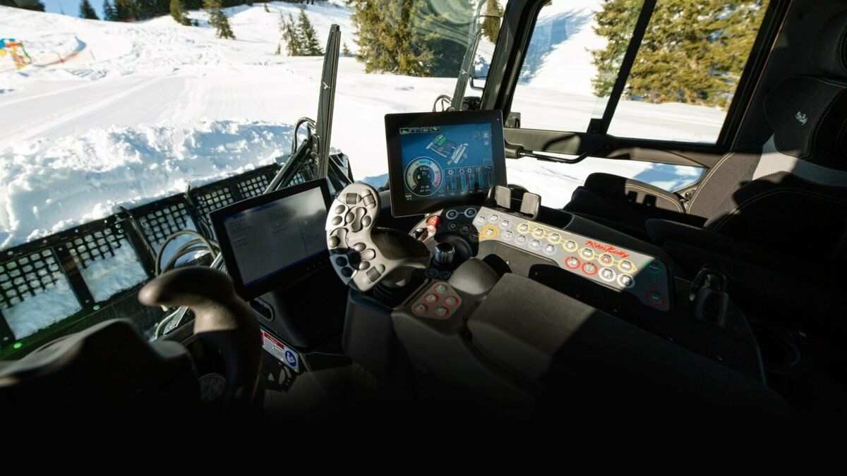 Die hochwertige Innenverkleidung des Cockpits des PistenBully 600 E+.