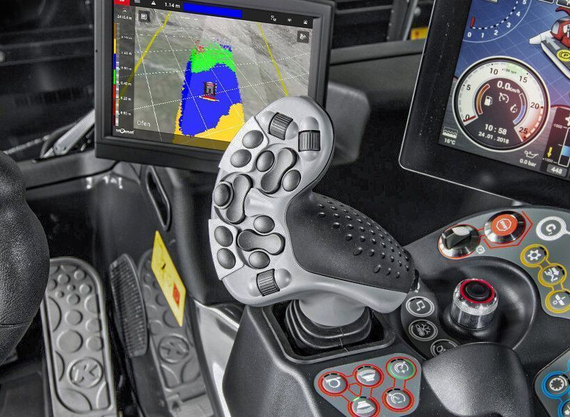 Der Joystick im Cockpit des PistenBully 600.