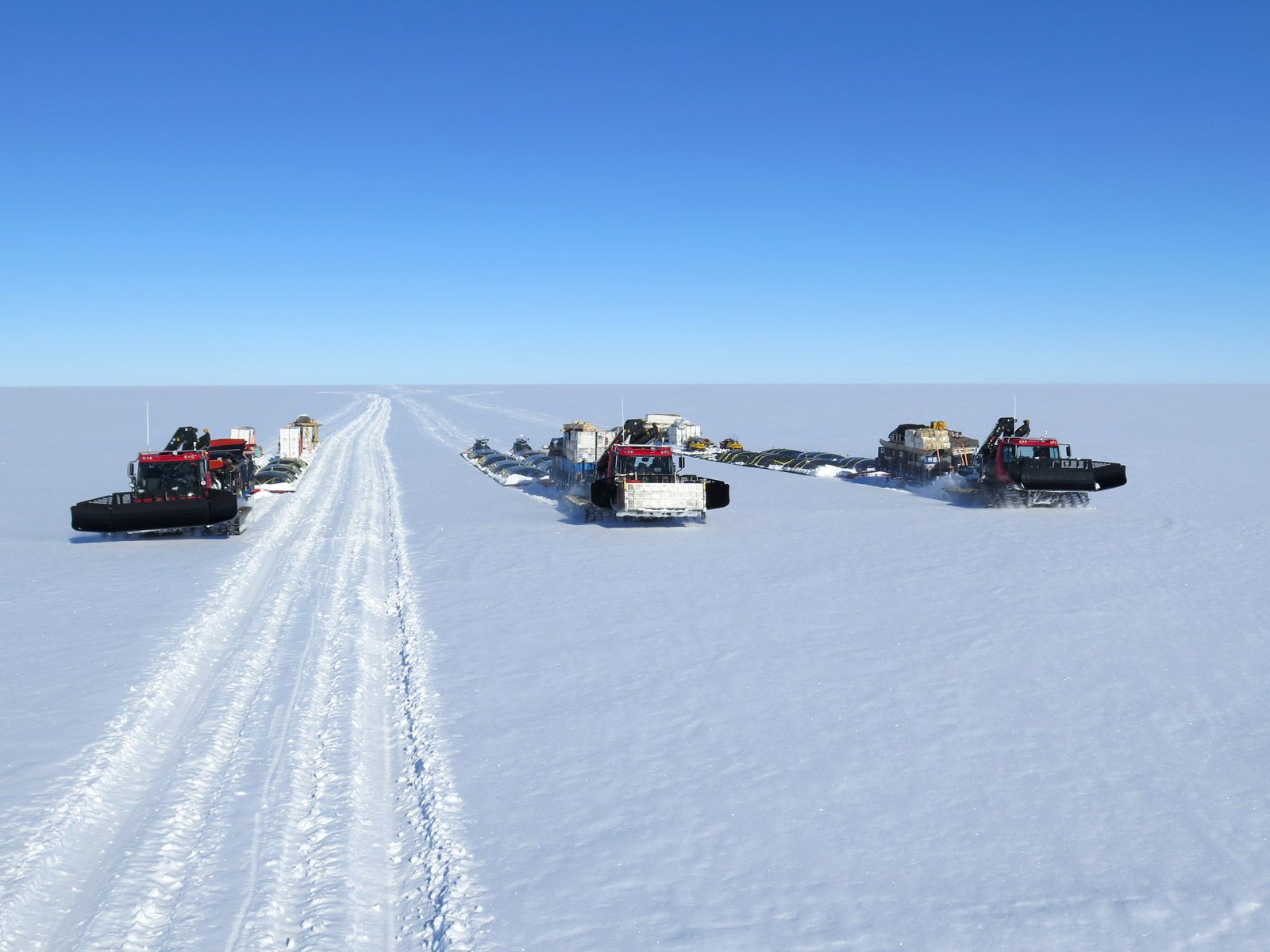 Die PistenBully 300 Polar Flotte in der Antarktis.