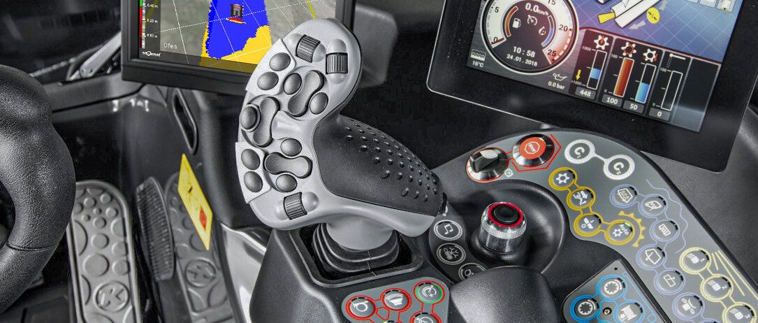 Der Joystick im Cockpit des PistenBully 600 Park.