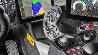 Der Joystick im Cockpit des PistenBully 400