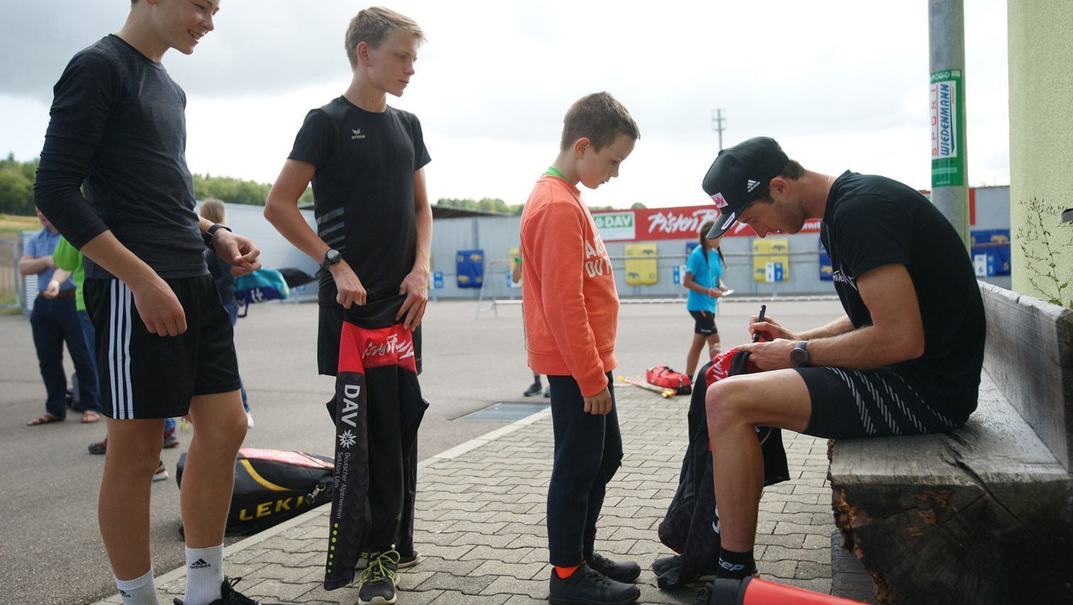 Schlange stehen bei der Autogrammstunde mit Profisportler Florian Notz
