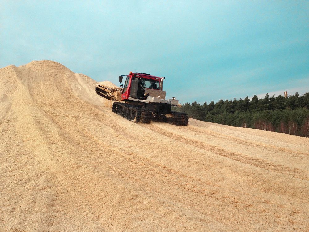 PistenBully 300 Polar GreenTech durante l'insilamento.