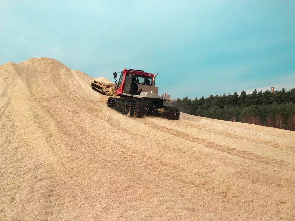 PistenBully 300 Polar GreenTech pendant la mise en place de l'ensilage.