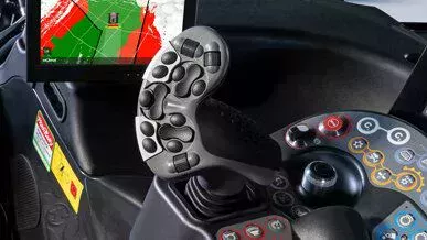 Der Joystick im Cockpit des PistenBully 400
