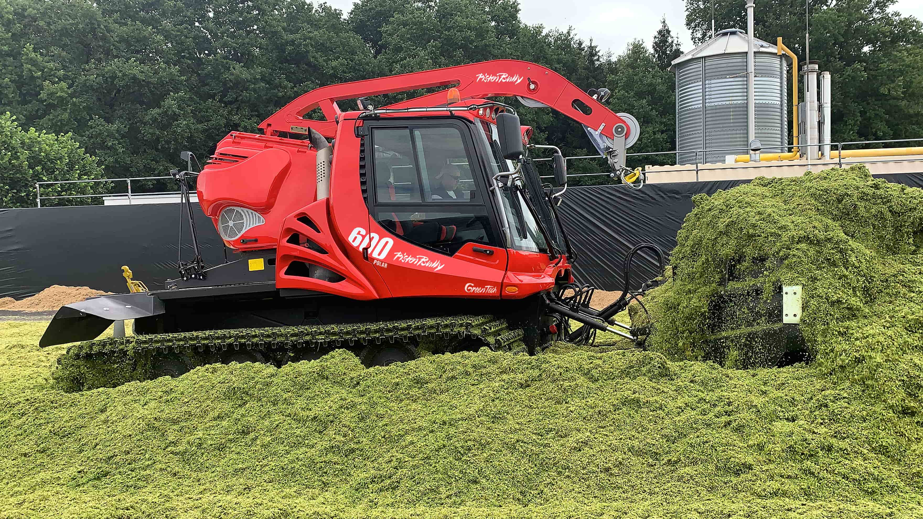 PistenBully 600 Polar GreenTech pour la tonte et le mulching.