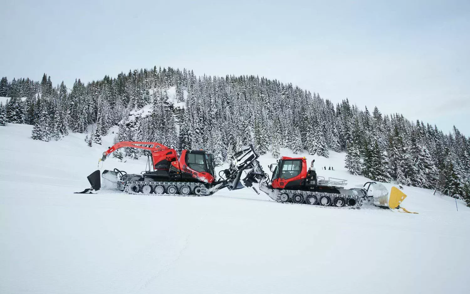 Two PistenBully 400 on the slope
