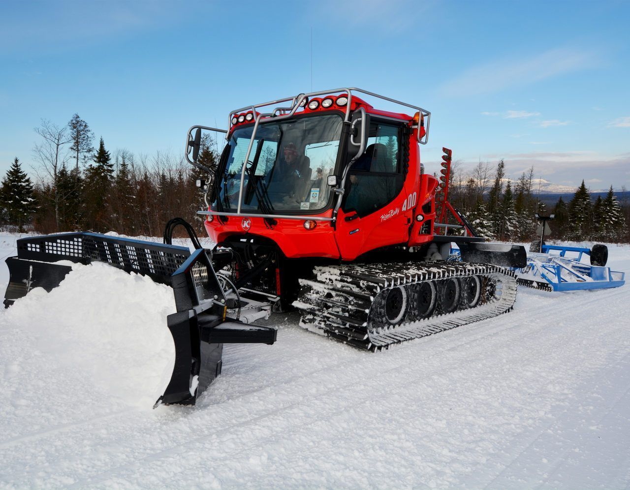 Pistenbully 400 Trail front view