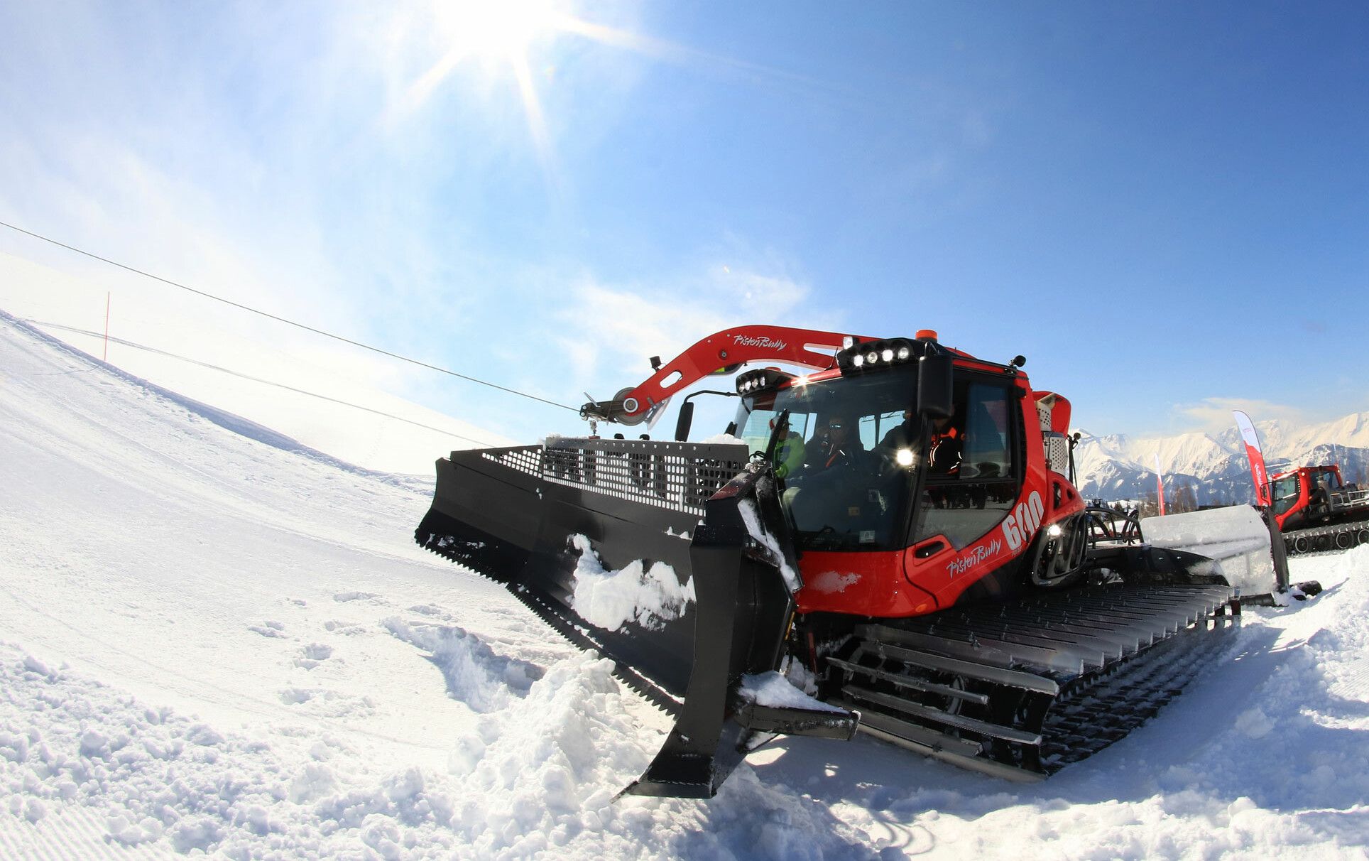 PistenBully 600 Polar W fährt mit der Winde den Berg hinauf