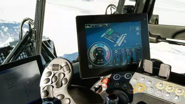 Das iTerminal im Cockpit des PistenBully 600 E+.