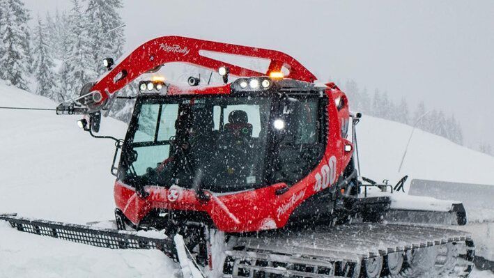 Driver's cab of PistenBully 400