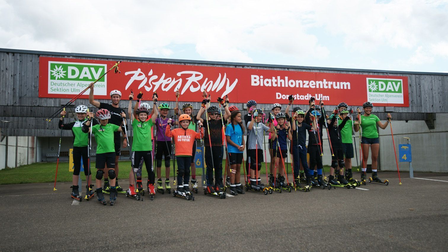 Die Kinder strahlen beim Training mit Florian Notz