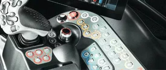 Il joystick nel cockpit del PistenBully 600.