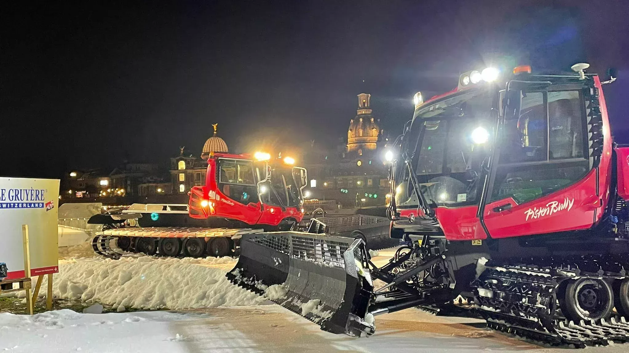 PistenBully am Elbufer in Dresden bei Nacht PistenBully am Elbufer in Dresden bei Nacht