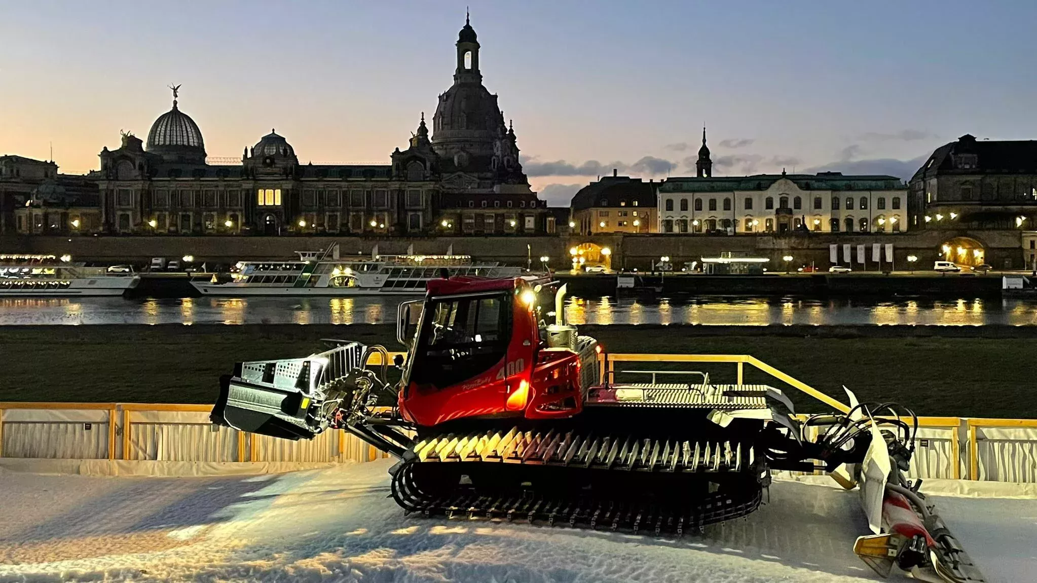 PistenBully am Elbufer in Dresden bei Nacht PistenBully am Elbufer in Dresden bei Nacht