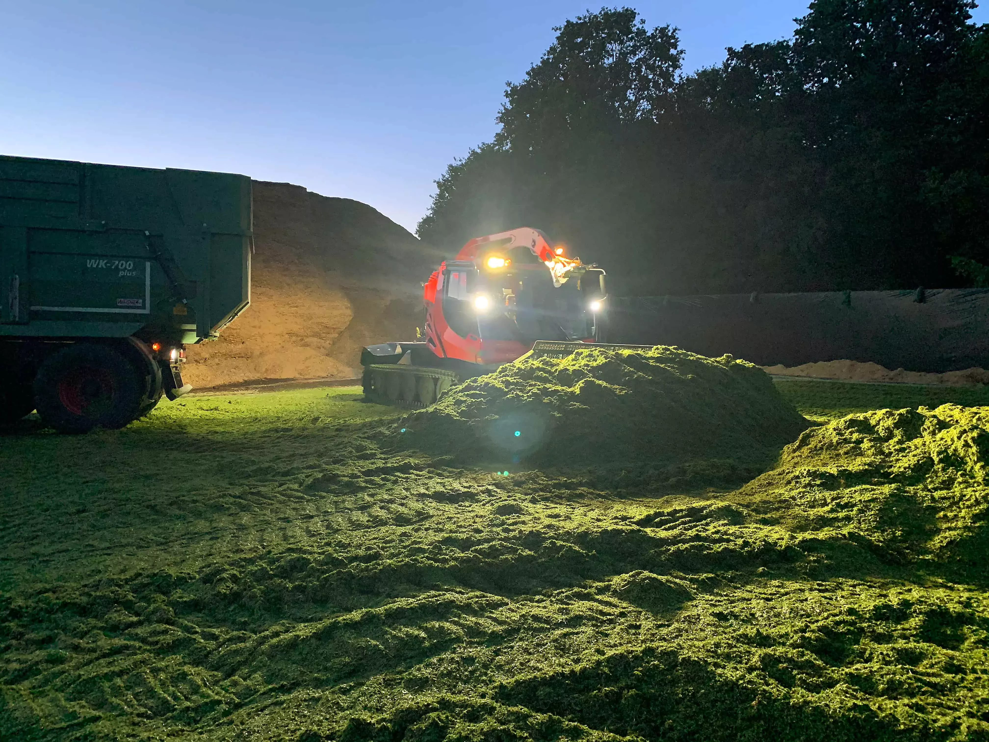 PistenBully 600 Polar GreenTech durante l'insilamento.