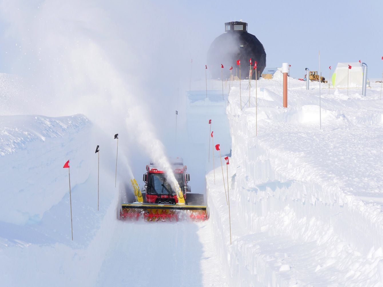 PistenBully 300 Polar Antarktis beim Schnee- und Eisräumen