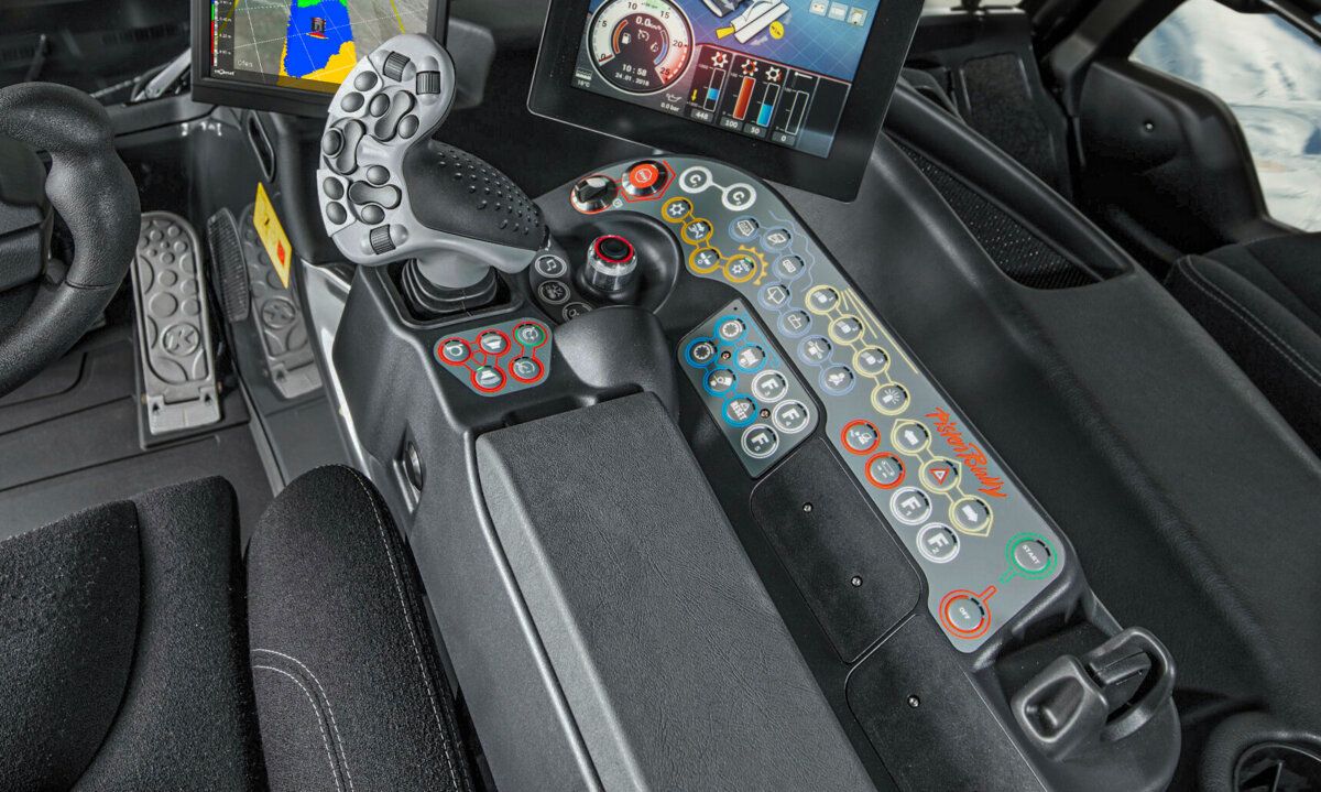 Die Bedieneinheit des Cockpits des PistenBully 600 Polar Park