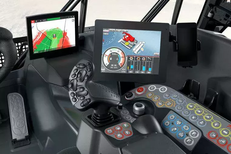 Die Bedieneinheit des Cockpits des PistenBully 800.