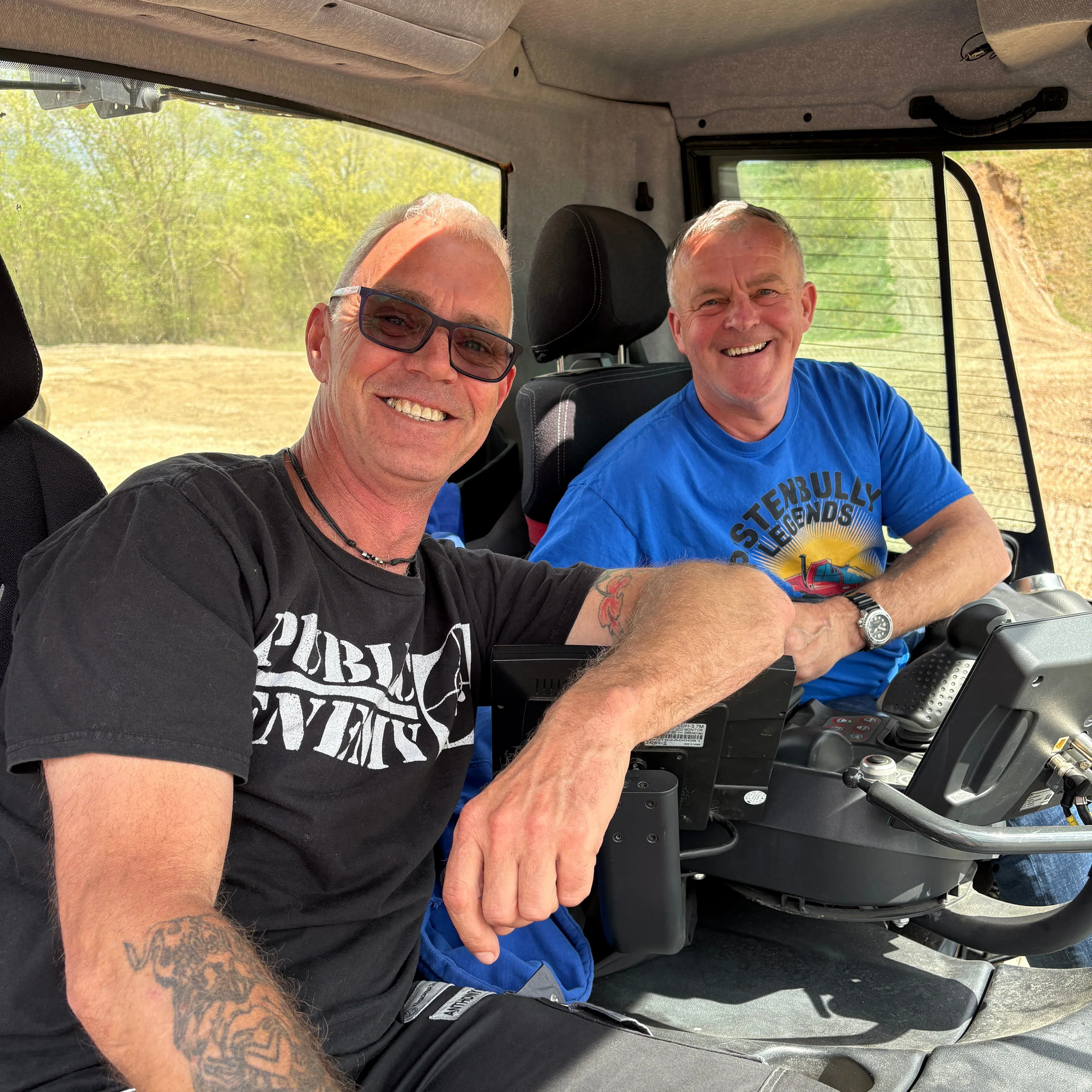 PistenBully-Fahrer auf der Sandpiste