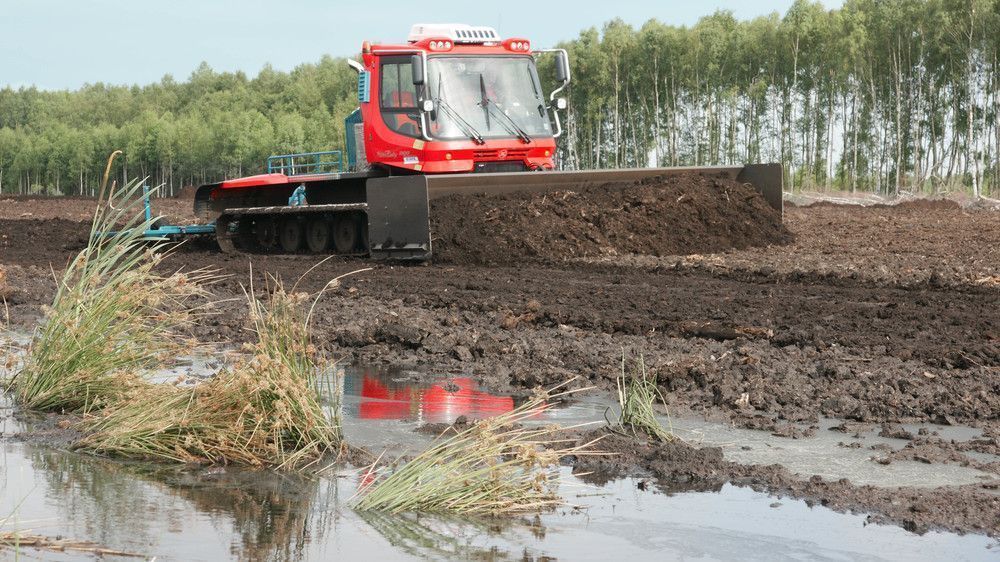 PistenBully 300 Polar GreenTech che taglia la torba.