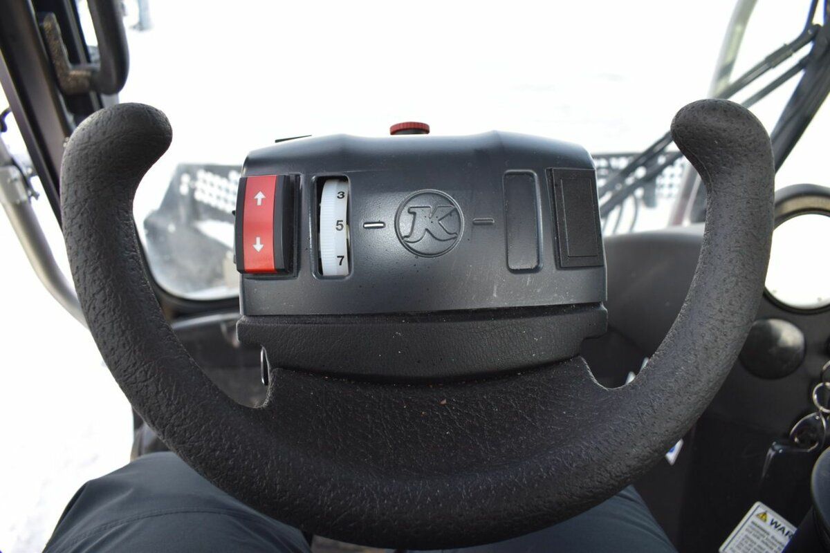 Semi-circular steering wheel of PistenBully 400 Trail