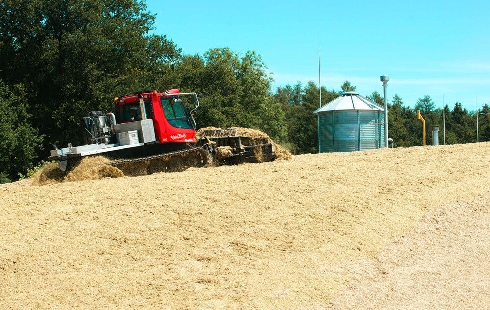 PistenBully 300 Polar GreenTech pendant la mise en place de l'ensilage.