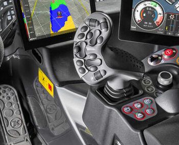 Der Joystick im Cockpit des PistenBully 400