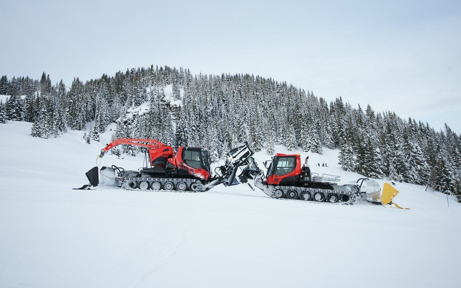 Zwei PistenBully 400 am Hang