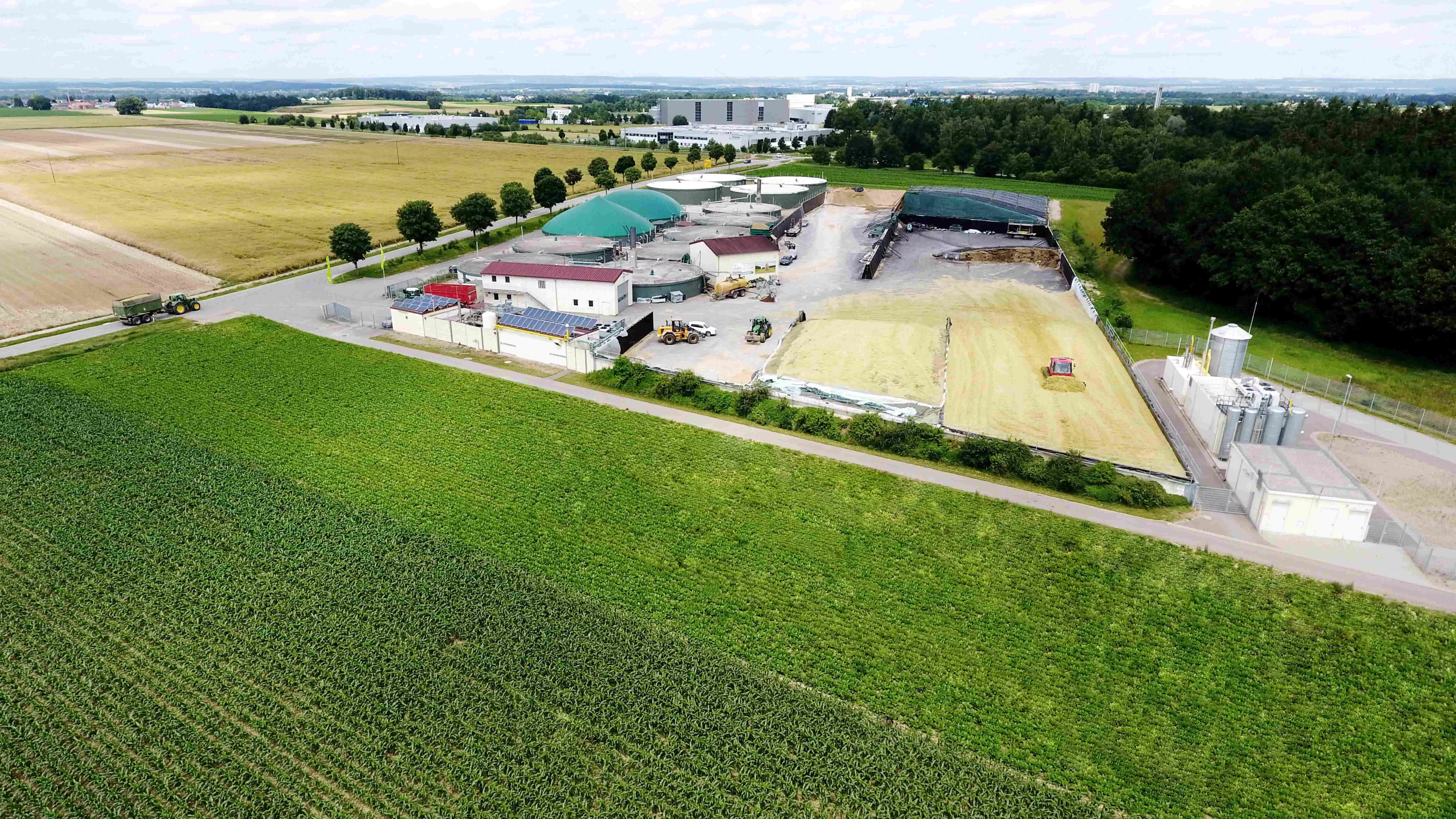 PistenBully 300 Polar GreenTech pendant la mise en place de l'ensilage.