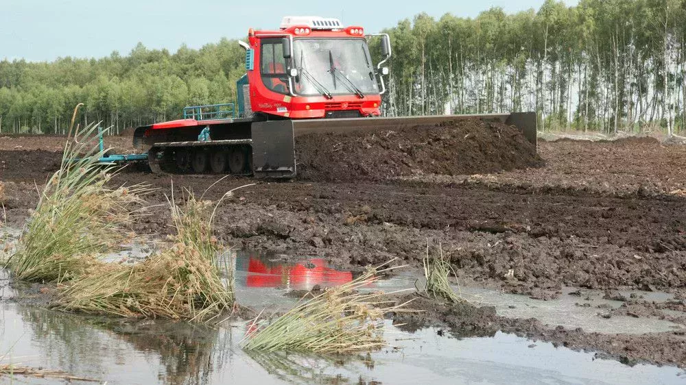 PistenBully 300 Polar GreenTech beim Torfabbau.