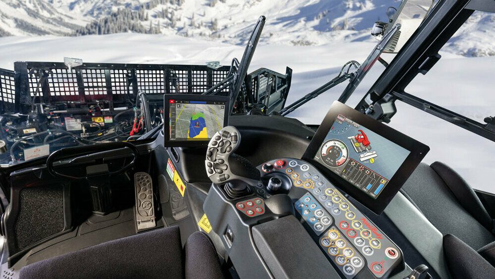 Die hochwertige Innenverkleidung im Cockpit des PistenBully 400