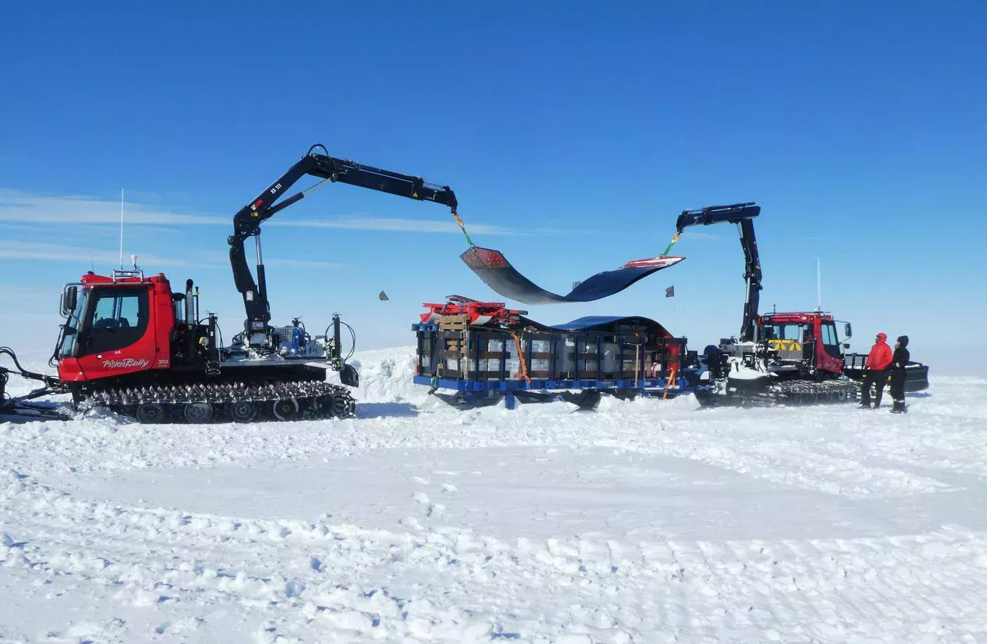 PistenBully 300 Polar Antarktis bei Bau- und Ladearbeiten
