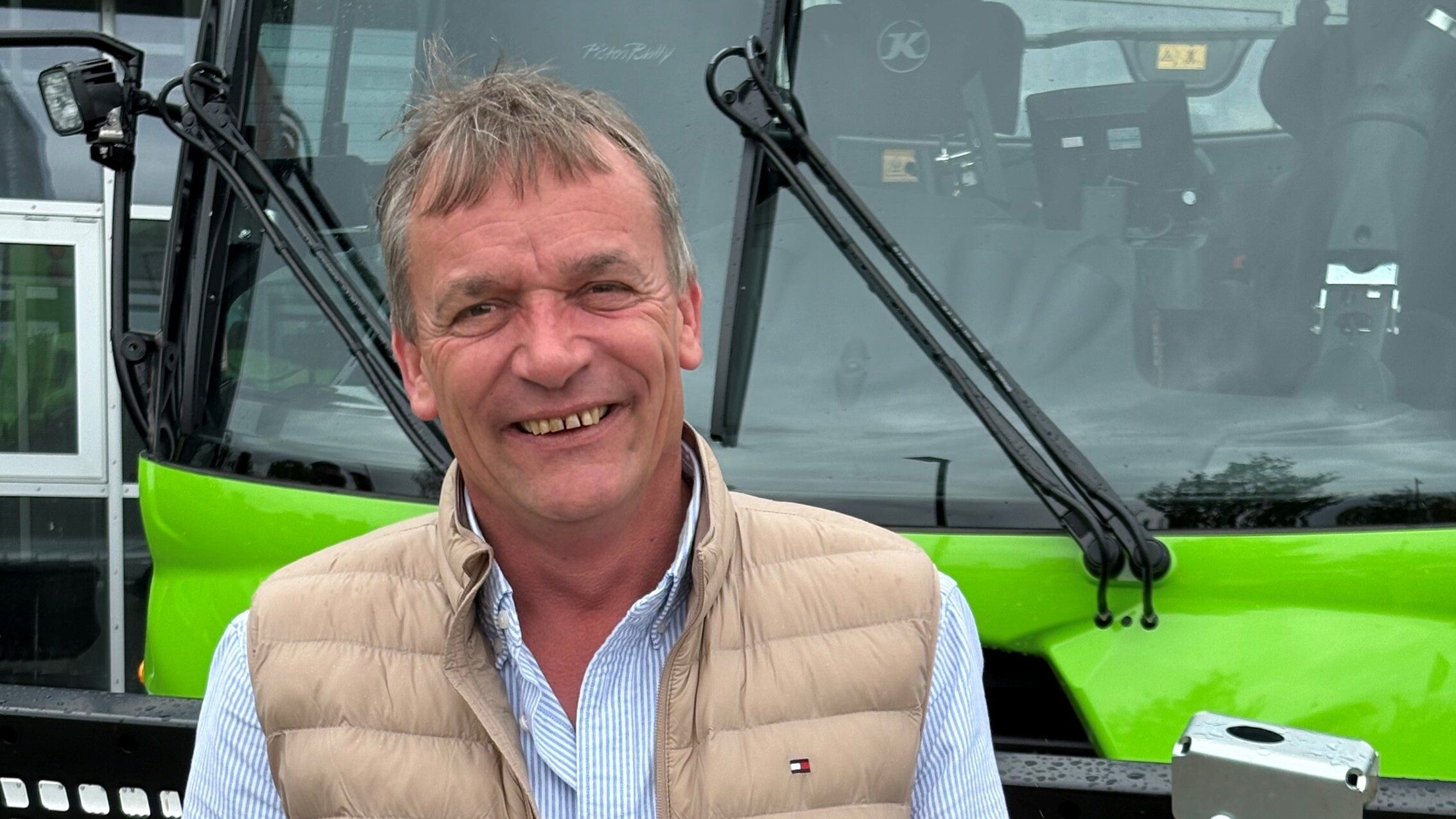 Mann vor PistenBully