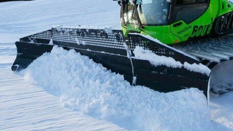 Das 12-Wege Räumschild des PistenBully 600 E+.